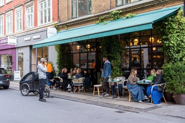 2022年10月16日 丹麦哥本哈根 人们坐在Vaernedamsvej的小酒馆里 免版税图库照片