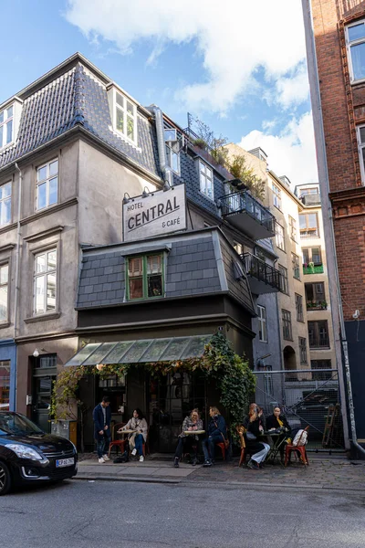 丹麦哥本哈根 2022年10月16日 在室外座位上与人们一起观看酒店中央和咖啡厅的外部景观 免版税图库图片