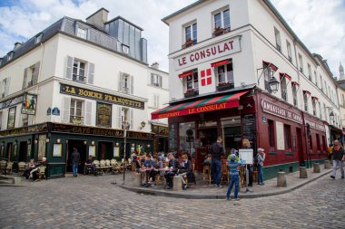 Paris, Fransa - 12 Mayıs 2017: Kafe ve Restoran oturan insanlar ile Montmartre bölgesinin sokaklarda