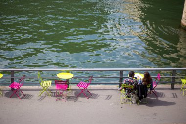 Paris, Fransa - 11 Mayıs 2017: birkaç oturup River Seine bir kafeterya masada