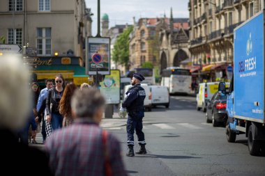 Paris, Fransa - 11 Mayıs 2017: Şehir merkezindeki trafiği düzenleyen bir trafik polisi.