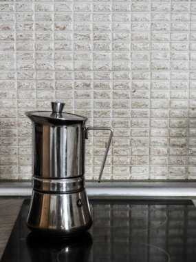 İtalyan kahve makinesi mutfakta.