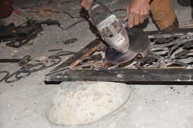 Çelik kaynaklama, kaynakçı çalışıyor. Çitin metal çerçevesinin kaynaklanması, yakın plan..