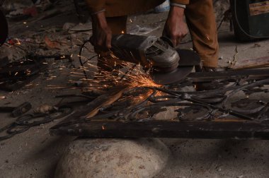 Çelik kaynaklama, kaynakçı çalışıyor. Çitin metal çerçevesinin kaynaklanması, yakın plan..