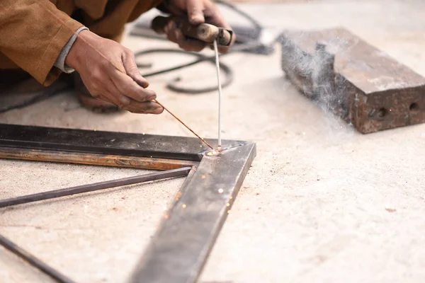 Staal Lassen Lasser Werkt Lassen Van Het Metalen Frame Van — Stockfoto