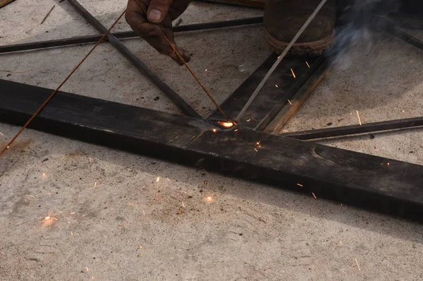 Staal Lassen Lasser Werkt Lassen Van Het Metalen Frame Van — Stockfoto