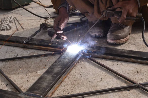 Çelik Kaynaklama Kaynakçı Çalışıyor Çitin Metal Çerçevesinin Kaynaklanması Yakın Plan — Stok fotoğraf
