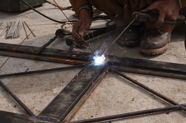 Çelik Kaynaklama Kaynakçı Çalışıyor Çitin Metal Çerçevesinin Kaynaklanması Yakın Plan — Stok fotoğraf