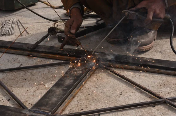 钢焊接 焊机工作 围栏金属框架的焊接 — 图库照片