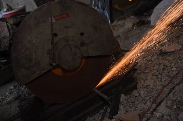 Trabajador Construcción Acero Que Muele Metal Con Una Amoladora Angular — Foto de Stock