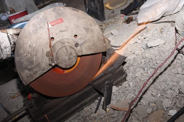 Trabalhador Construção Aço Moagem Metal Com Moedor Ângulo — Fotografia de Stock