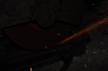 Bir açı öğütücü ile metal taşlama çelik konstrüksiyon işçisi