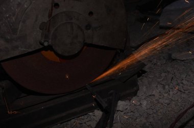 Bir açı öğütücü ile metal taşlama çelik konstrüksiyon işçisi