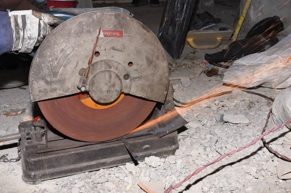钢制建筑工人用角磨机研磨金属 — 图库照片