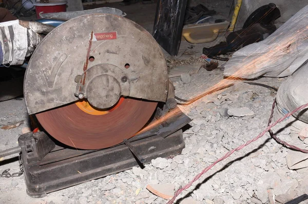 Trabalhador Construção Aço Moagem Metal Com Moedor Ângulo — Fotografia de Stock