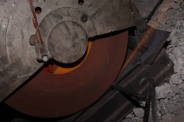 角度グラインダーで金属を粉砕する鋼鉄建設労働者 — ストック写真