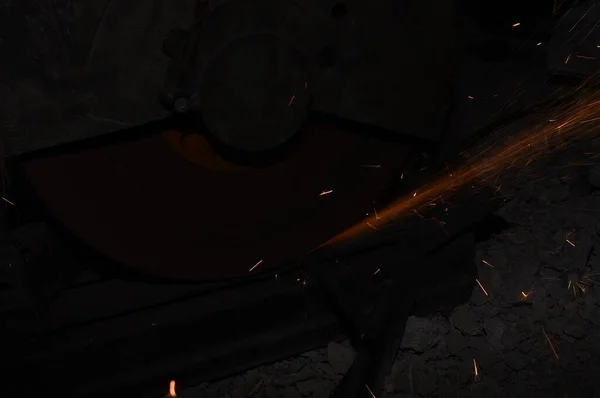 角度グラインダーで金属を粉砕する鋼鉄建設労働者 — ストック写真