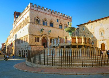 Perugia, İtalya, 3 Ekim 2021. Palazzo dei Priori, İtalya 'da komünal dönemin halk sarayının en iyi örneklerinden biridir. Palazzo, 1293 ile 1443 yılları arasında gotik bir tarzda inşa edilmiştir.
