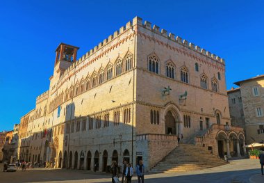 Perugia, İtalya, 3 Ekim 2021. Palazzo dei Priori, İtalya 'da komünal dönemin halk sarayının en iyi örneklerinden biridir. Palazzo, 1293 ile 1443 yılları arasında gotik bir tarzda inşa edilmiştir.
