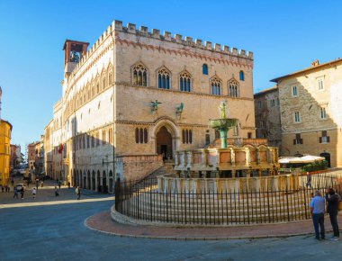Perugia, İtalya, 3 Ekim 2021 Piazza IV Novembre situation nel centro storico di Perugia, al centro della piazza collocata la Fontana Maggiore, perno urbanistico e visivo della piazzaza. Opera della second da del 1200 di Nicola e Giovanni Pisano ile tanıştı.