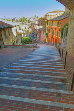 Perugia, İtalya, 3 Ekim 2021.Via dell 'Acquedotto, bir su yolu olarak işlevini yitirdiğinde, asılan karakteristik bir yaya yoludur..