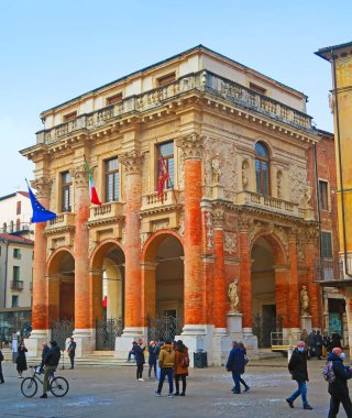 Vicenza, İtalya, 20 Şubat 2022, Palazzo del Capitaniato, Vicenza 'da Andrea Palladio tarafından 1565 yılında tasarlanmış ve 1571 ile 1572 yılları arasında inşa edilmiş bir saraydır. Merkez Piazza dei Signori 'de yer almaktadır.