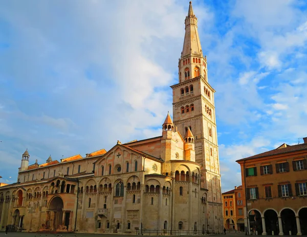 Modena, İtalya, 3 Nisan 2022. Modena Katedrali mimar Lanfranco tarafından inşa edilmiştir. 1184 yılında kutsanmış, Avrupa 'da önemli bir Roma binasıdır ve çan kulesi olan Torre della Ghirlandina ile birlikte Dünya Heritag' ı olarak belirlenmiştir.
