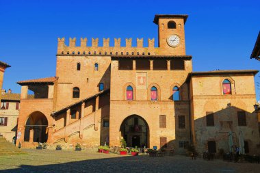 Castell 'Arquato, İtalya, 22 Nisan 2022. CastellArquato, 10. yüzyılın başlarındaki görünüşünü koruyan bir ortaçağ kentidir. Burası Palazzo del Poest (13. Yüzyıl)