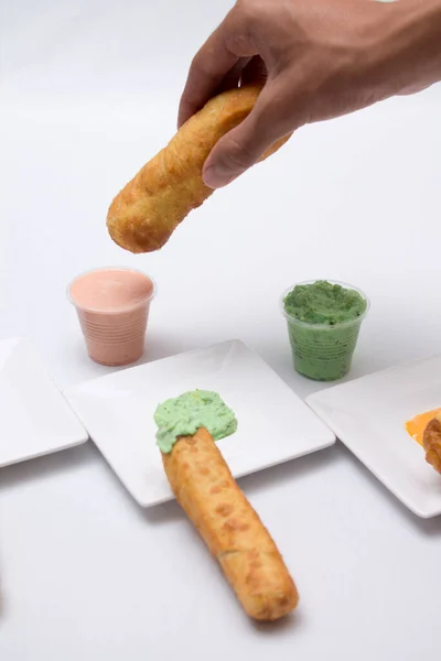 Tequeos Med Guasaca Venezuelan Cheese Sticks Green Sauce — Stockfoto