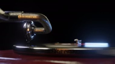 Dikdörtgen döngü 4k çalan vinil vinil pikabın klasik gramofonu.