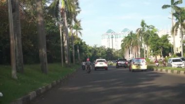 Bina, gökyüzü ve şehvet ağacı arkaplan trafiği