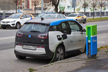 BMW elektrikli araba elektrik istasyonundan şarj oluyor.