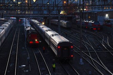 Tren istasyonunun arka bahçesinde tren vagonları.