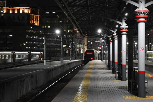 Der Zug Fährt Vom Bahnhof — Stockfoto