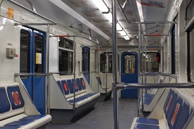 Trenin içinde, metroda.