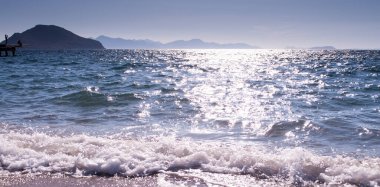 Ufuk, denizin gökyüzüyle buluştuğu yer.