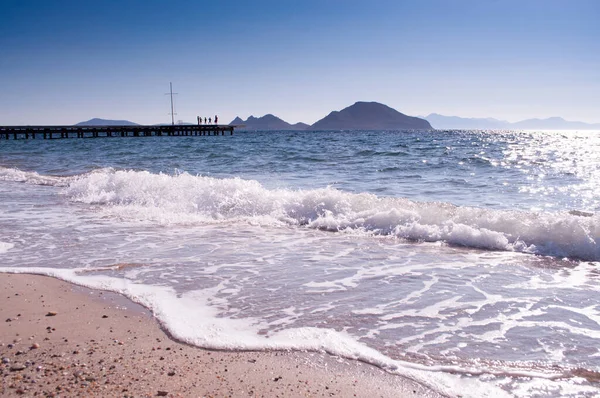 Ufuk, denizin gökyüzüyle buluştuğu yer.