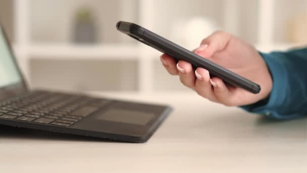 Telefon przeglądanie urządzenie gadżet online ręka laptop — Wideo stockowe