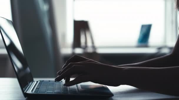 컴퓨터로 온라인 학습을 하는 여성 손 글씨쓰기 — 비디오