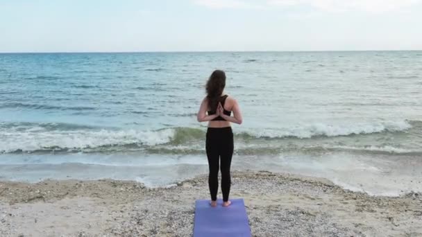 Пляжная йога открытая медитация женщина океанские волны — стоковое видео