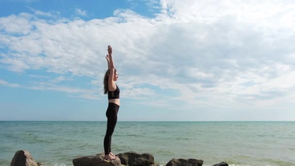 Yoga açık havada uyum kadın okyanus gökyüzünü dengeliyor — Stok video