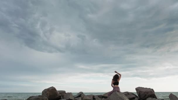 Meditation dance nature inspiration woman sea sky — Stock Video