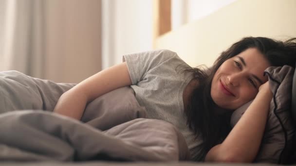 Відпочинок оздоровлення затишна спальня жінка ковдра м'яке ліжко — стокове відео