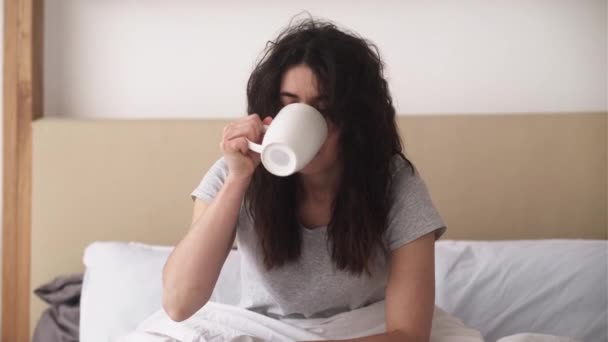 Falta de sono insônia problema mulher cama de café — Vídeo de Stock