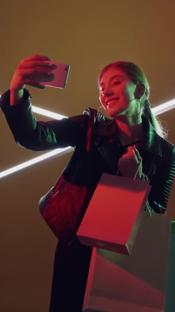 Shopping selfie preto sexta-feira venda neon mulher telefone — Vídeo de Stock