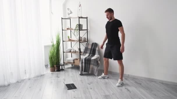 Sport inspiráció sportos férfi otthon fitness online — Stock videók