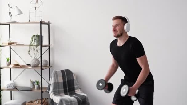 Hard workout casual man thuis fitnessruimte gewicht tillen — Stockvideo