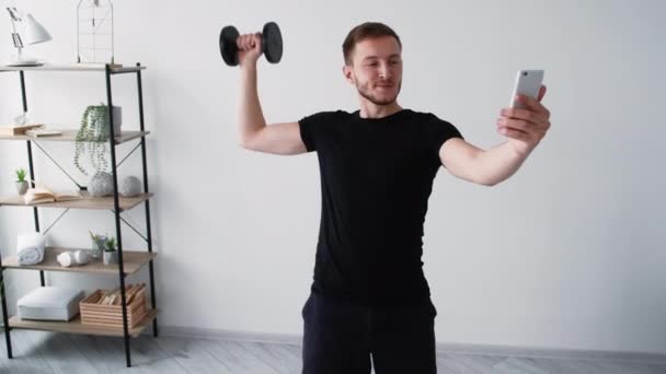 Marnivý sport pózování muž fitness blogování domů — Stock video