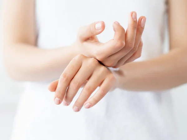 Crema cosmetologica idratante per la cura della pelle della mano — Foto Stock