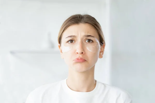 Cosmetici allergia sensibile pelle triste faccia donna — Foto Stock